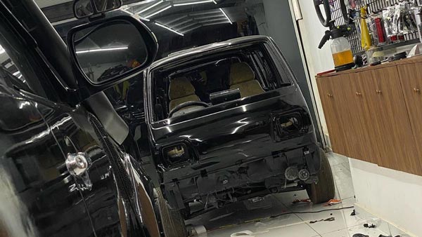 விதிமீறலின் முழு உருவமாக மாறிய மாருதி ஆம்னி... ஆனாலும் இந்த கருப்பு ராட்சசன ரசிக்காம இருக்க முடியல!!!