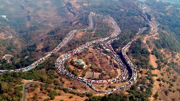 இனி இந்த சாலையில் போகும்போது ரொம்ப கவனமா இருங்க... எச்சரிக்கையை மீறினால் என்ன நடக்கும் தெரியுமா?