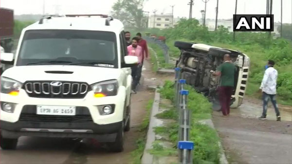 நீடிக்கும் மர்மம்! டாடா சஃபாரியில் வந்த விகாஸ்... மஹிந்திரா டியூவி 300க்கு மாறியது எப்படி? எங்கேயோ உதைக்குதே!