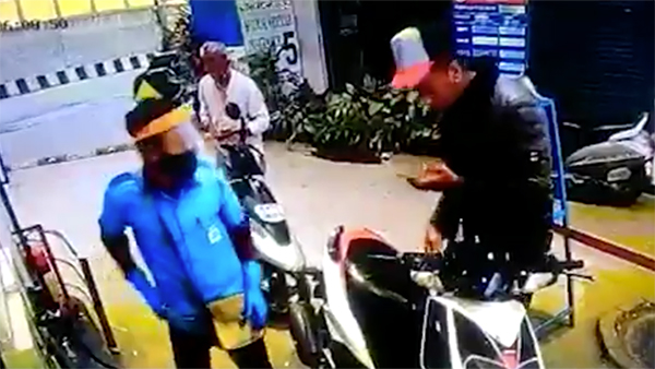 ஆடிப்போன பங்க் ஊழியர்... காசு இல்லாமல் பெட்ரோல் போடுவதற்காக இளைஞர் செய்த ட்ரிக்... என்னனு தெரியுமா? ஆடிப்போன பங்க் ஊழியர்... காசு இல்லாமல் பெட்ரோல் போடுவதற்காக இளைஞர் செய்த ட்ரிக்... என்னனு தெரியுமா?