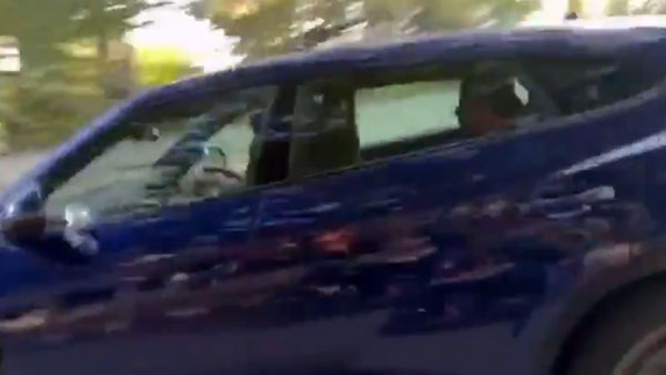 விலையுயர்ந்த சூப்பர் காரை தானே இறங்கி ஓட்டிய சூப்பர் ஸ்டார்... விலையை கேட்டு பிரம்மித்துபோன மக்கள்!!