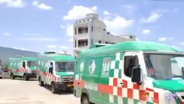 அவசரமாக போக வேண்டிய ஆம்புலன்ஸை எடுத்து ஜாலியாக ஓட்டிய ரோஜா... வீடியோ எடுக்க சொல்லி அலப்பறை...