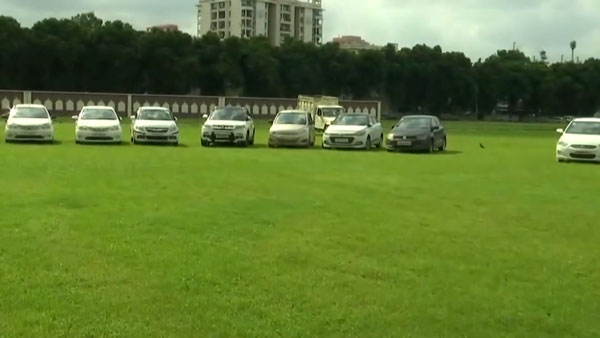 தோண்ட தோண்ட கிடைக்கும் பல கோடி மதிப்பிலான சொகுசு கார்கள்... எம்பிஏ பட்டதாரிகள் செய்ய கூடிய வேலையா இது!