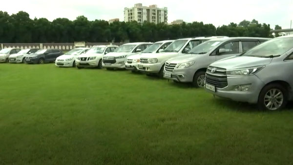 தோண்ட தோண்ட கிடைக்கும் பல கோடி மதிப்பிலான சொகுசு கார்கள்... எம்பிஏ பட்டதாரிகள் செய்ய கூடிய வேலையா இது!