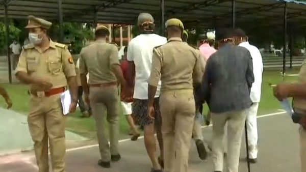 தோண்ட தோண்ட கிடைக்கும் பல கோடி மதிப்பிலான சொகுசு கார்கள்... எம்பிஏ பட்டதாரிகள் செய்ய கூடிய வேலையா இது!