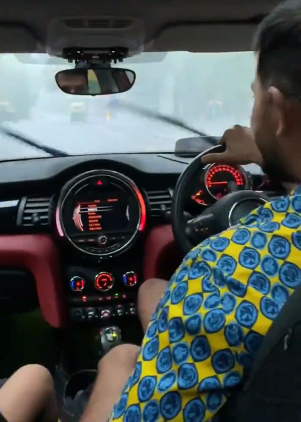 மகளுடன் அவசர அவசரமாக விலையுயர்ந்த காரில் புறப்பட்ட சுரேஷ் ரெய்னா... ஏன் தெரிஞ்சா திட்டிபுடுவீங்க!