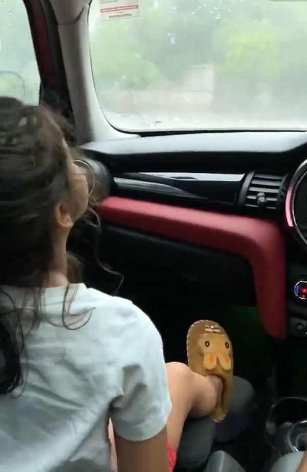 மகளுடன் அவசர அவசரமாக விலையுயர்ந்த காரில் புறப்பட்ட சுரேஷ் ரெய்னா... ஏன் தெரிஞ்சா திட்டிபுடுவீங்க!