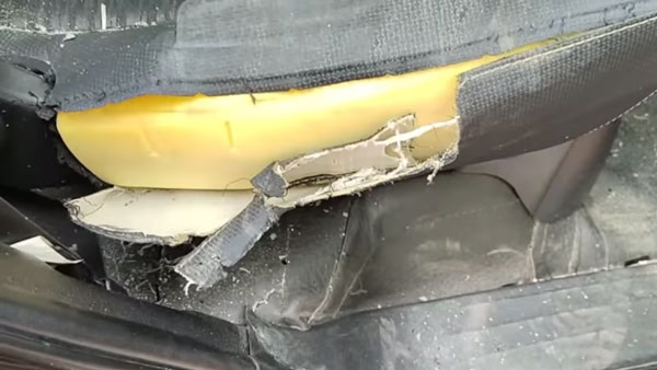 அதிசயம்! இன்னோவா காருக்குள் விழுந்த பாறை! 10 நிமிஷத்துக்கு முன் செஞ்ச காரியத்தால் உயிர் தப்பிய பயணி