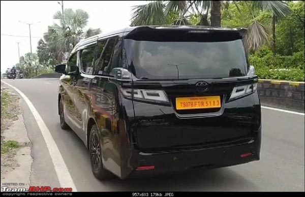 நடிகர் நாகர்ஜுனா வீட்டுக்கு வந்த புதுமுக கருப்பு நிற கார்... இது கார் இல்லைங்க சாலையில் மிதக்கும் சொர்க்கம்!!!