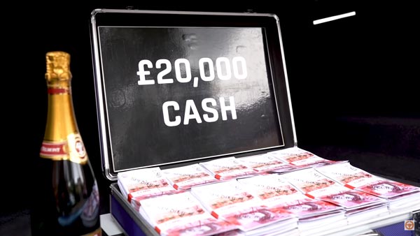 வேலையில்லா இந்திய பட்டதாரிக்கு இங்கிலாந்தில் அடித்த ஜாக்பாட்... திக்குமுக்காடிபோன குடும்பத்தினர்...