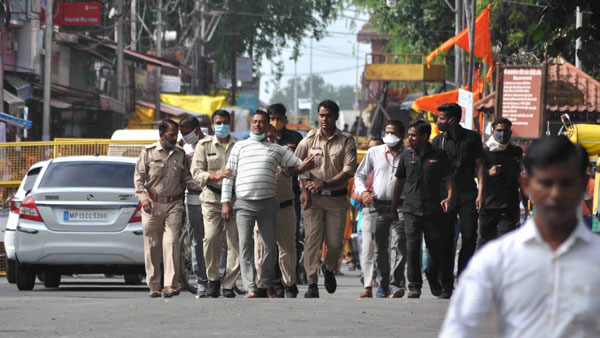 நீடிக்கும் மர்மம்! டாடா சஃபாரியில் வந்த விகாஸ்... மஹிந்திரா டியூவி 300க்கு மாறியது எப்படி? எங்கேயோ உதைக்குதே!