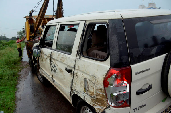 நீடிக்கும் மர்மம்! டாடா சஃபாரியில் வந்த விகாஸ்... மஹிந்திரா டியூவி 300க்கு மாறியது எப்படி? எங்கேயோ உதைக்குதே!