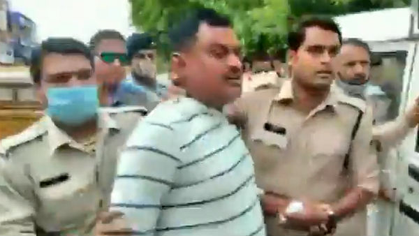 நீடிக்கும் மர்மம்! டாடா சஃபாரியில் வந்த விகாஸ்... மஹிந்திரா டியூவி 300க்கு மாறியது எப்படி? எங்கேயோ உதைக்குதே!