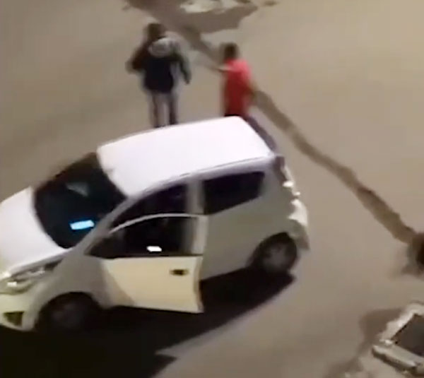 சுட சுட லத்தி சார்ஜ்.. நடு ரோட்டில் வைத்து இளைஞரை வெளுத்து வாங்கிய போலீஸ்... ஏன் தெரியுமா? வீடியோ பாருங்க!