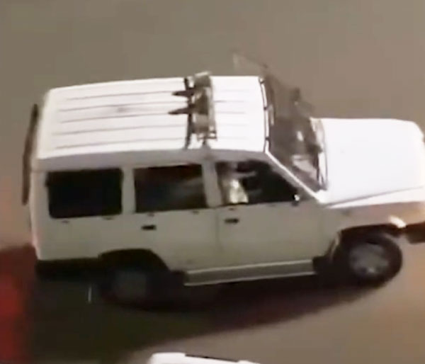 சுட சுட லத்தி சார்ஜ்.. நடு ரோட்டில் வைத்து இளைஞரை வெளுத்து வாங்கிய போலீஸ்... ஏன் தெரியுமா? வீடியோ பாருங்க!