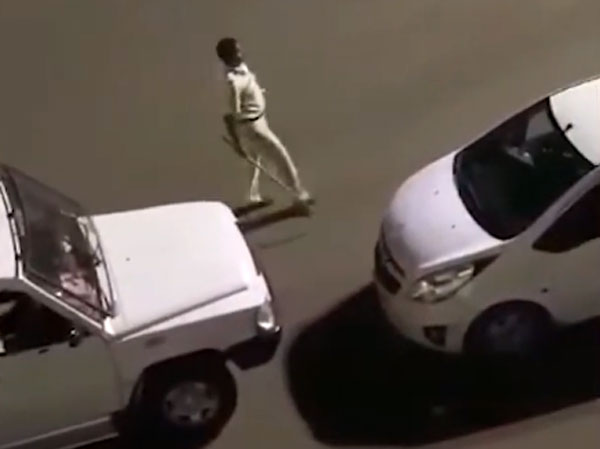 சுட சுட லத்தி சார்ஜ்.. நடு ரோட்டில் வைத்து இளைஞரை வெளுத்து வாங்கிய போலீஸ்... ஏன் தெரியுமா? வீடியோ பாருங்க!