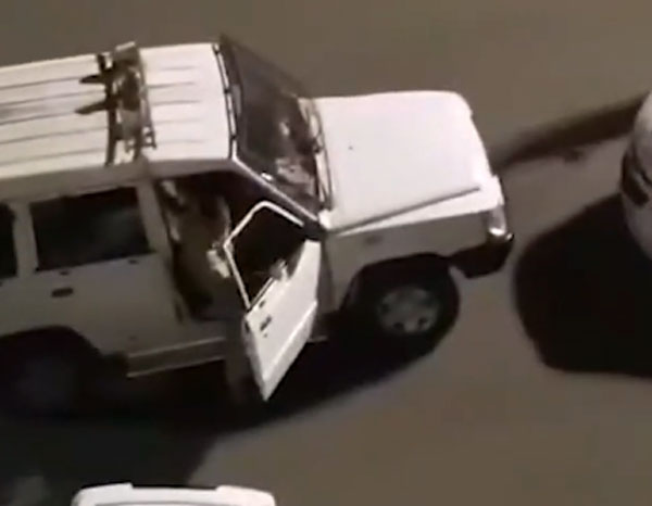 சுட சுட லத்தி சார்ஜ்.. நடு ரோட்டில் வைத்து இளைஞரை வெளுத்து வாங்கிய போலீஸ்... ஏன் தெரியுமா? வீடியோ பாருங்க!