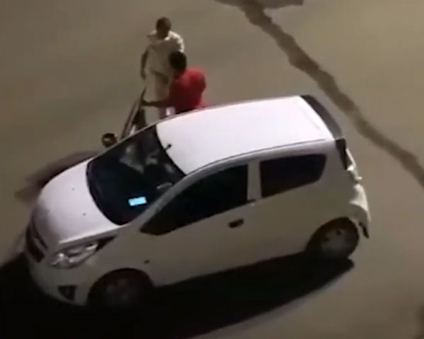 சுட சுட லத்தி சார்ஜ்.. நடு ரோட்டில் வைத்து இளைஞரை வெளுத்து வாங்கிய போலீஸ்... ஏன் தெரியுமா? வீடியோ பாருங்க!