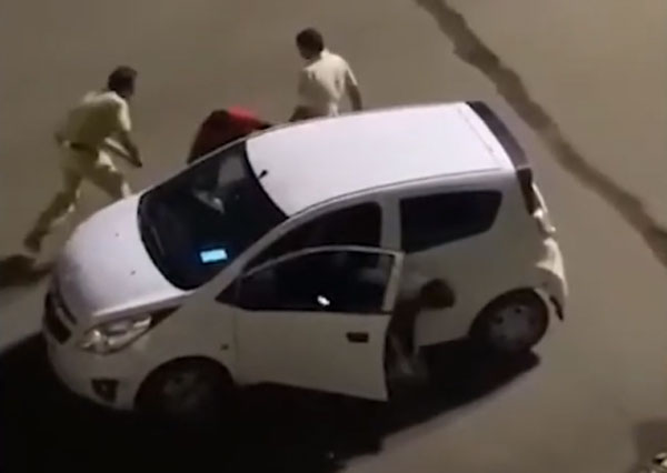சுட சுட லத்தி சார்ஜ்.. நடு ரோட்டில் வைத்து இளைஞரை வெளுத்து வாங்கிய போலீஸ்... ஏன் தெரியுமா? வீடியோ பாருங்க!