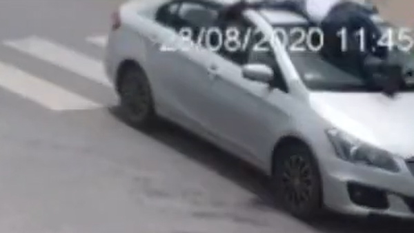 கடத்தல்காரர்களை பிடிக்க காரின் முன் பகுதியில் தொங்கியபடி சென்ற எஸ்ஐ... உள்ளே என்ன இருந்தது தெரியுமா?