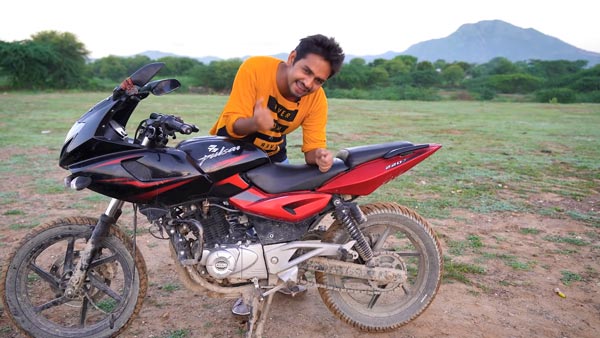 யுட்யூபில் காசு பாக்க பைக்கை கொழுத்திய வட நாட்டு இளைஞர்கள்... திக் திக் வீடியோவை பார்த்து கொந்தளிக்கும் மக்கள்!