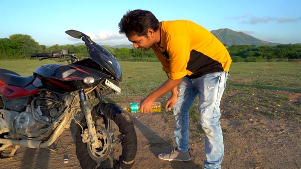 யுட்யூபில் காசு பாக்க பைக்கை கொழுத்திய வட நாட்டு இளைஞர்கள்... திக் திக் வீடியோவை பார்த்து கொந்தளிக்கும் மக்கள்!