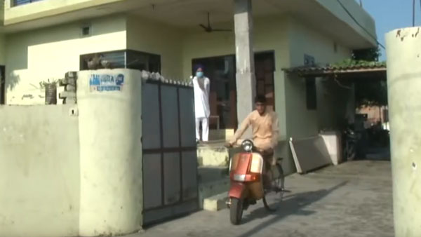 நல்லா உத்து பாத்து சொல்லுங்க... இந்த பையன் ஓட்டி வருவது ஸ்கூட்டரா? பின்னால பாத்தா 'ஸ்டன்' ஆய்ருவீங்க