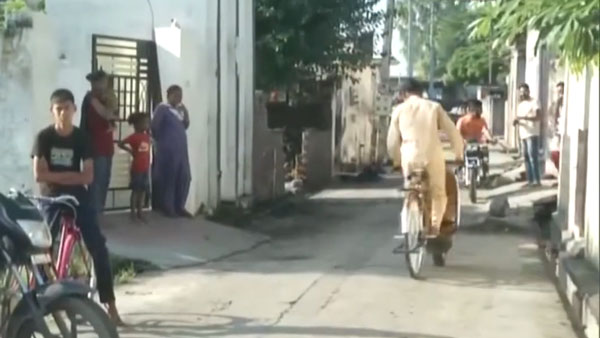 நல்லா உத்து பாத்து சொல்லுங்க... இந்த பையன் ஓட்டி வருவது ஸ்கூட்டரா? பின்னால பாத்தா 'ஸ்டன்' ஆய்ருவீங்க