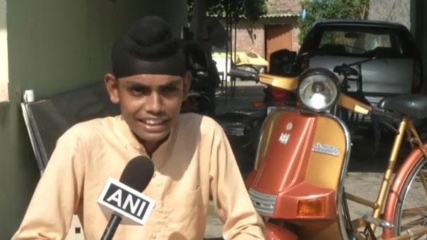 நல்லா உத்து பாத்து சொல்லுங்க... இந்த பையன் ஓட்டி வருவது ஸ்கூட்டரா? பின்னால பாத்தா 'ஸ்டன்' ஆய்ருவீங்க