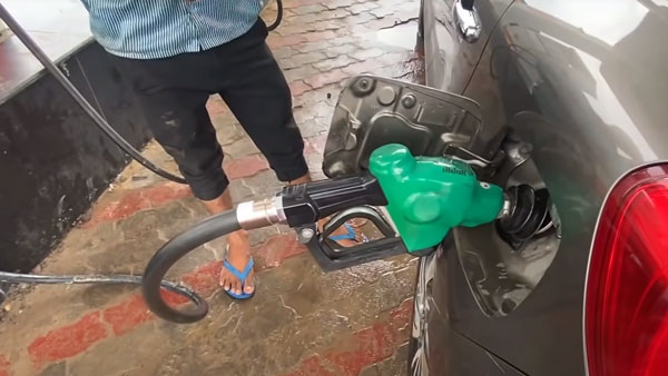 உங்க காசு கரி ஆகுது... கார் 1 மணி நேரம் ஐட்லிங்கில் இருந்தால் எவ்வளவு பெட்ரோலை குடிக்கும் தெரியுமா?