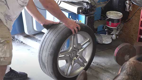 டயருக்குள் விலையுயர்ந்த கேமிராவை பொருத்திய நபர்... விநோத முயற்சி... எதற்காக தெரியுமா..? வீடியோ!