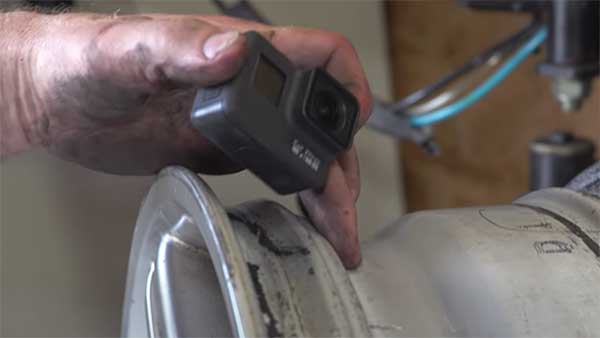 டயருக்குள் விலையுயர்ந்த கேமிராவை பொருத்திய நபர்... விநோத முயற்சி... எதற்காக தெரியுமா..? வீடியோ!