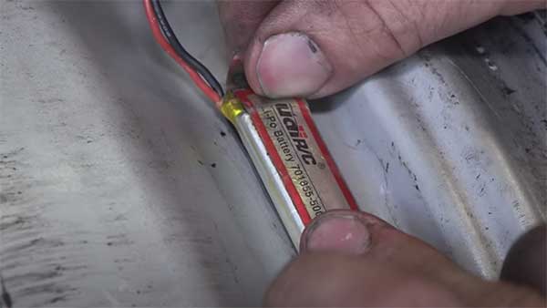 டயருக்குள் விலையுயர்ந்த கேமிராவை பொருத்திய நபர்... விநோத முயற்சி... எதற்காக தெரியுமா..? வீடியோ!