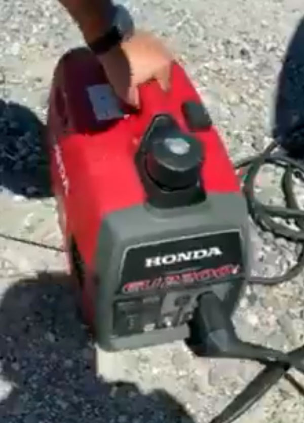 மின்சார காரை சார்ஜேற்ற புது யுக்தி! ஆனந்த் மஹிந்திராவையே மிரள வைத்த முதியவர்! இவர்தான் வெளிநாட்டு செல்லூர் விஞ்ஞானி!