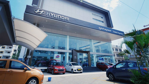 நாயை பணியமர்த்திய கார் ஷோரூம் நிர்வாகம்... என்ன வேலைனு தெரியுமா? இணையத்தில் வரைலாகும் புகைப்படம்!