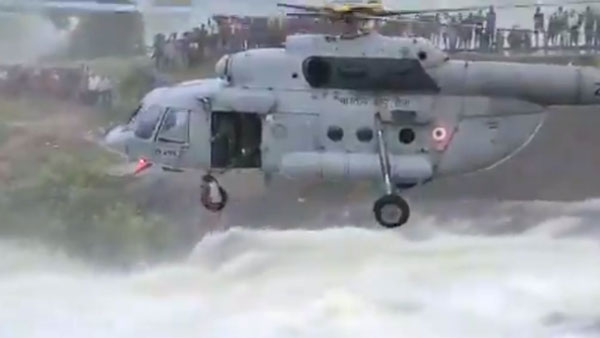 ஒரு நாள் முழுக்க ஆற்றின் நடுவே சிக்கி தவித்த இளைஞர்! உரிய நேரத்தில் மீட்டெடுத்த இந்திய வீரர்கள்... வைரல் வீடியோ!