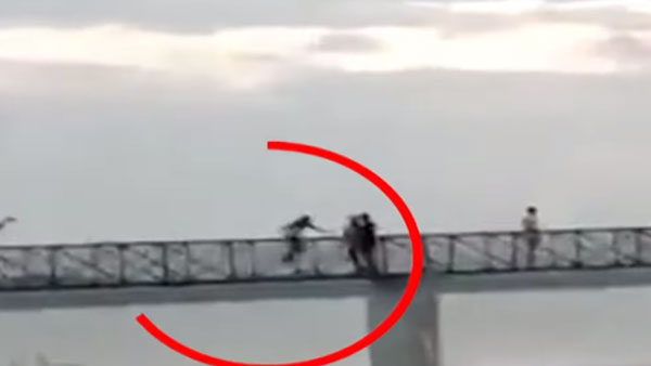 ஒரு நாள் முழுக்க ஆற்றின் நடுவே சிக்கி தவித்த இளைஞர்! உரிய நேரத்தில் மீட்டெடுத்த இந்திய வீரர்கள்... வைரல் வீடியோ!