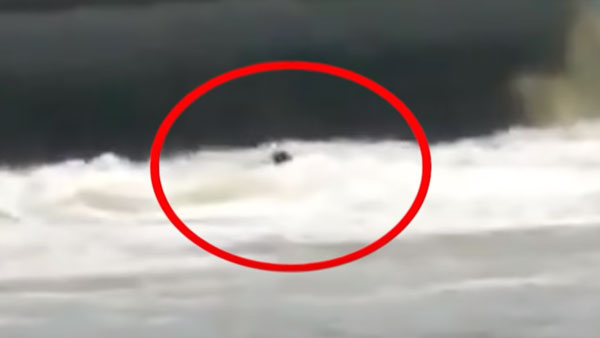 ஒரு நாள் முழுக்க ஆற்றின் நடுவே சிக்கி தவித்த இளைஞர்! உரிய நேரத்தில் மீட்டெடுத்த இந்திய வீரர்கள்... வைரல் வீடியோ!