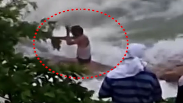 ஒரு நாள் முழுக்க ஆற்றின் நடுவே சிக்கி தவித்த இளைஞர்! உரிய நேரத்தில் மீட்டெடுத்த இந்திய வீரர்கள்... வைரல் வீடியோ!