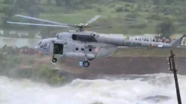 ஒரு நாள் முழுக்க ஆற்றின் நடுவே சிக்கி தவித்த இளைஞர்! உரிய நேரத்தில் மீட்டெடுத்த இந்திய வீரர்கள்... வைரல் வீடியோ!