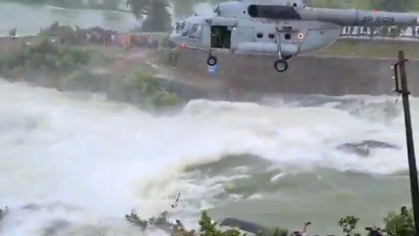 ஒரு நாள் முழுக்க ஆற்றின் நடுவே சிக்கி தவித்த இளைஞர்! உரிய நேரத்தில் மீட்டெடுத்த இந்திய வீரர்கள்... வைரல் வீடியோ!