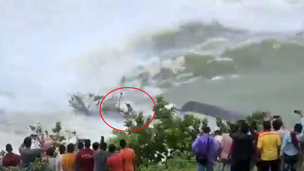 ஒரு நாள் முழுக்க ஆற்றின் நடுவே சிக்கி தவித்த இளைஞர்! உரிய நேரத்தில் மீட்டெடுத்த இந்திய வீரர்கள்... வைரல் வீடியோ!