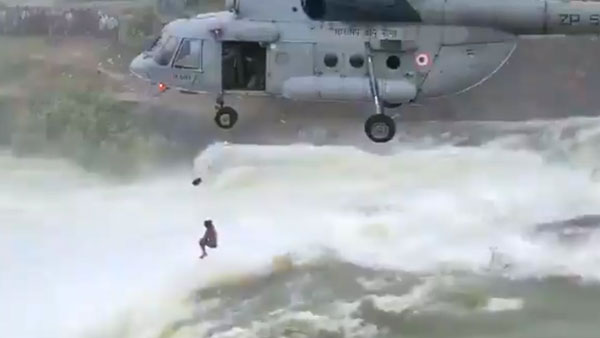 ஒரு நாள் முழுக்க ஆற்றின் நடுவே சிக்கி தவித்த இளைஞர்! உரிய நேரத்தில் மீட்டெடுத்த இந்திய வீரர்கள்... வைரல் வீடியோ!