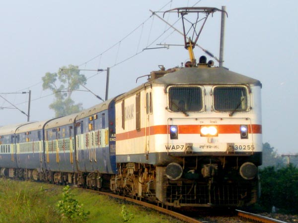 டீசல் எஞ்சின்களுக்கு குட்பை... முழுமையாக மின்சார எஞ்சின்களுக்கு மாறும் இந்திய ரயில்வேத் துறை!