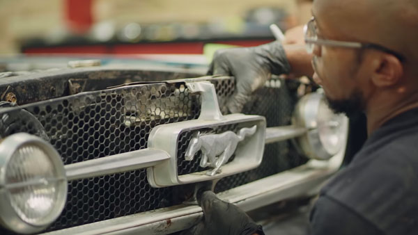 துருப்பிடித்த மிக மிக பழைய காரை புதுப்பித்த பிரபல ஹாலிவுட் ஹீரோ... எதற்காக தெரிஞ்சா நம்பவே மாட்டீங்க!