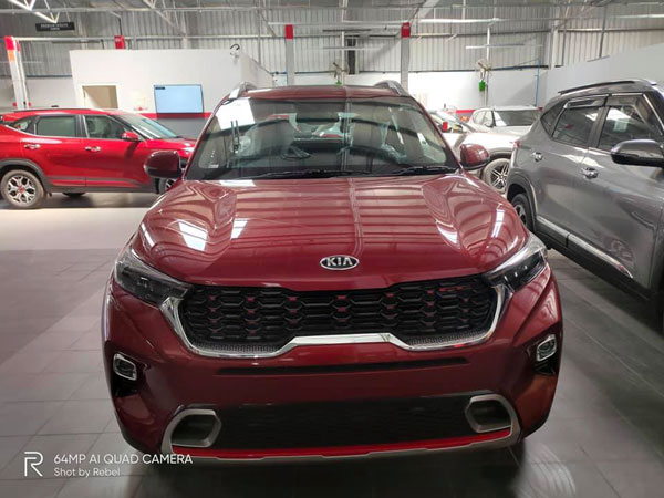 ஷோரூம்களுக்கு வந்தடைந்த கியா சொனெட் காம்பெக்ட் எஸ்யூவி... கொண்டாடி தீர்த்த டீலர்கள்...