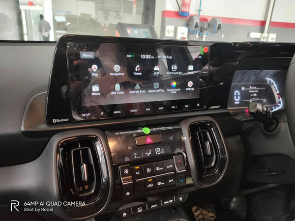 ஷோரூம்களுக்கு வந்தடைந்த கியா சொனெட் காம்பெக்ட் எஸ்யூவி... கொண்டாடி தீர்த்த டீலர்கள்...