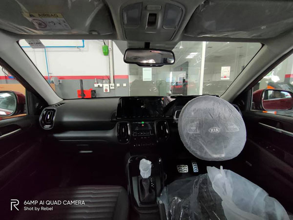 ஷோரூம்களுக்கு வந்தடைந்த கியா சொனெட் காம்பெக்ட் எஸ்யூவி... கொண்டாடி தீர்த்த டீலர்கள்...