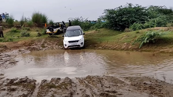 குட்டையில் சிக்கிய விலையுயர்ந்த சொகுசு கார்... டஃபான சூழலை அசால்ட் செய்த மஹிந்திர தார்...
