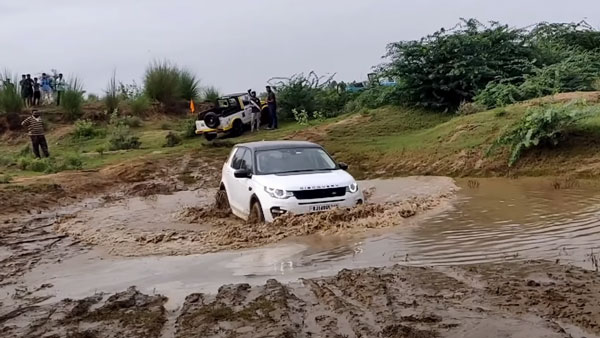 குட்டையில் சிக்கிய விலையுயர்ந்த சொகுசு கார்... டஃபான சூழலை அசால்ட் செய்த மஹிந்திர தார்...